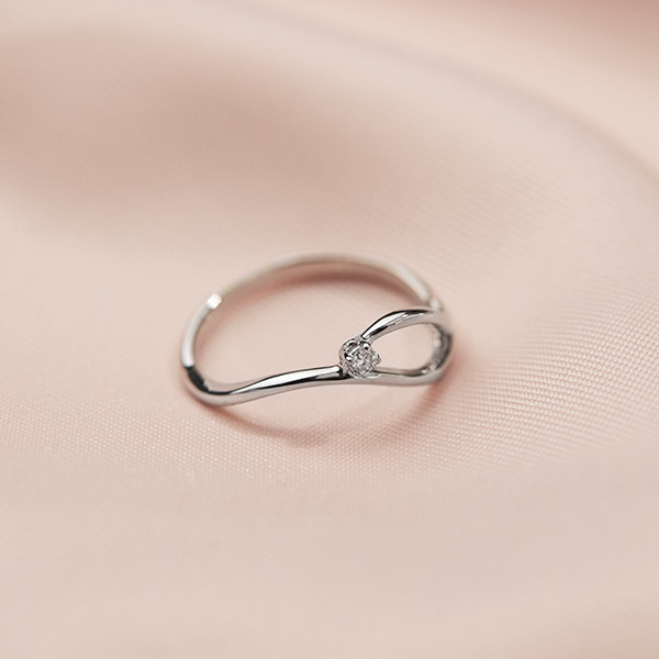 Nežan prsten sa dijamantom, 239