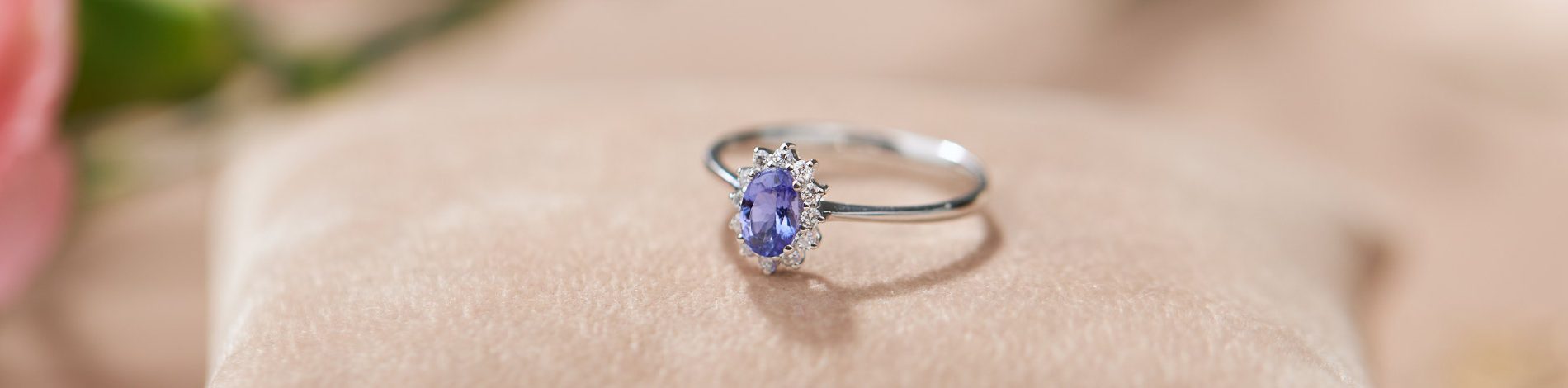 Prsten od belog zlata sa tanzanitom, 930