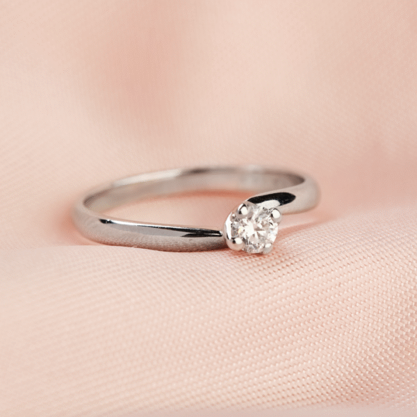 Prsten sa jednim dijamantom, 318